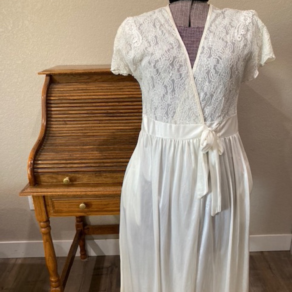 Medium ivory dressing robe